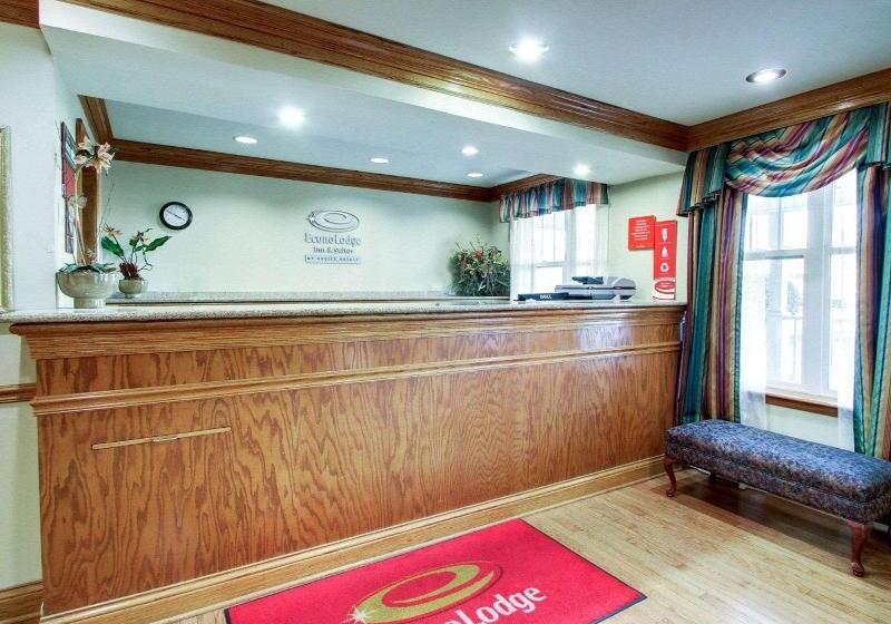 בית מלון כפרי Econo Lodge Inn & Suites