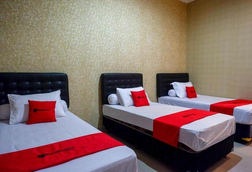 فندق Reddoorz Syariah Near Pltu Cilacap