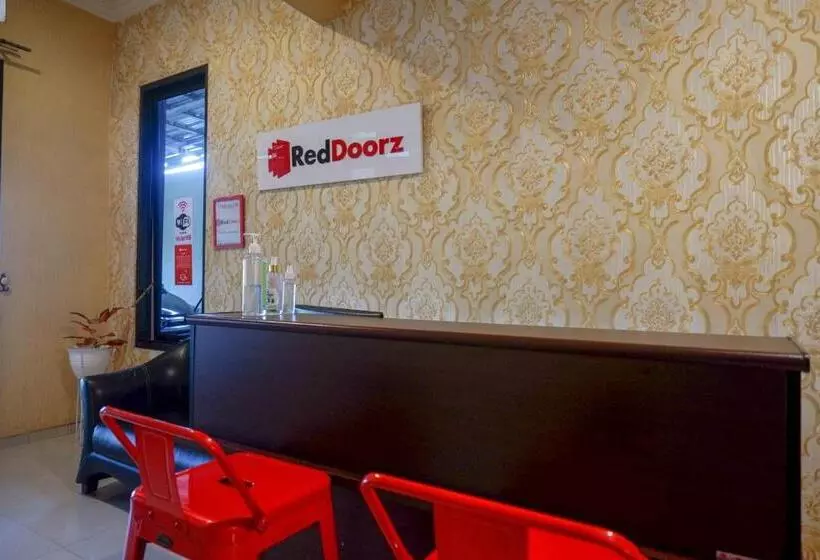 ホテル Reddoorz Syariah Near Pltu Cilacap