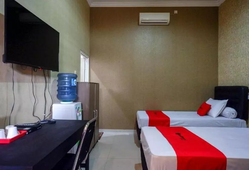 ホテル Reddoorz Syariah Near Pltu Cilacap