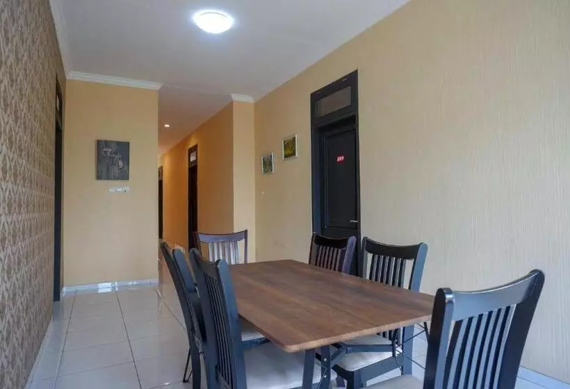 ホテル Reddoorz Syariah Near Pltu Cilacap