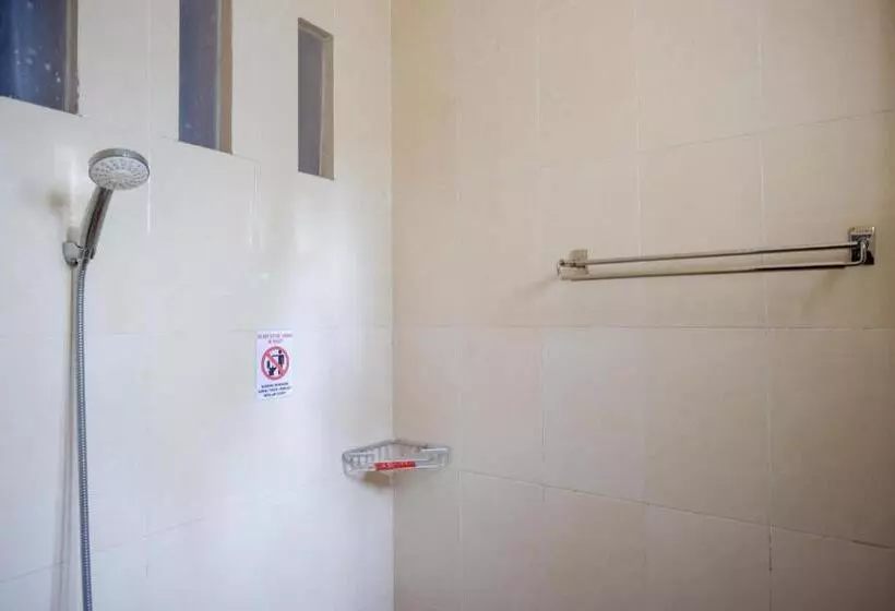 ホテル Reddoorz Syariah Near Pltu Cilacap