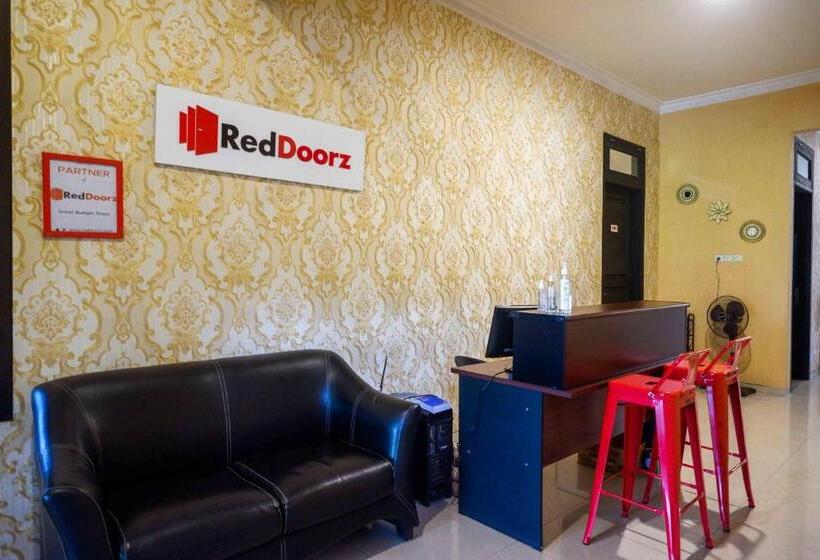 فندق Reddoorz Syariah Near Pltu Cilacap