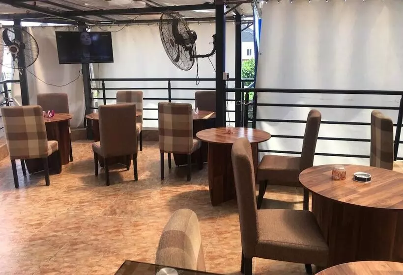 Momak 5 Hotel And Suites