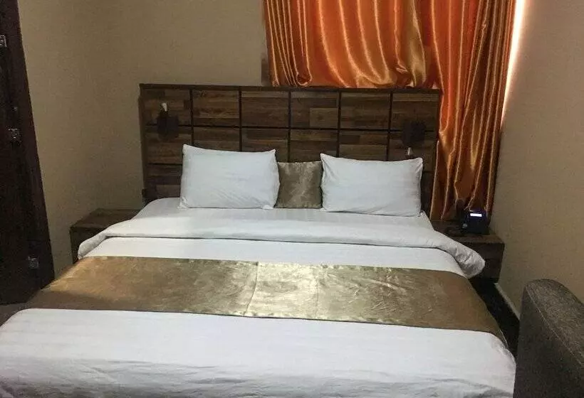 Momak 5 Hotel And Suites