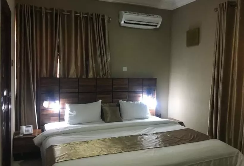 Momak 5 Hotel And Suites