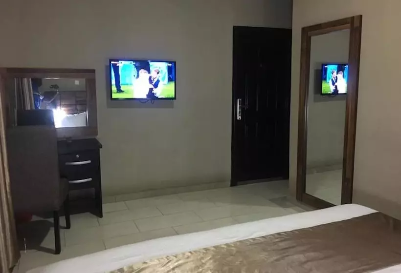 Momak 5 Hotel And Suites