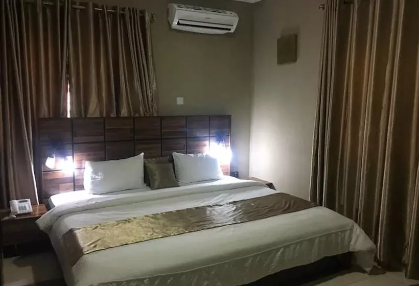 Momak 5 Hotel And Suites