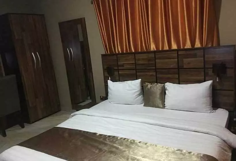 Momak 5 Hotel And Suites