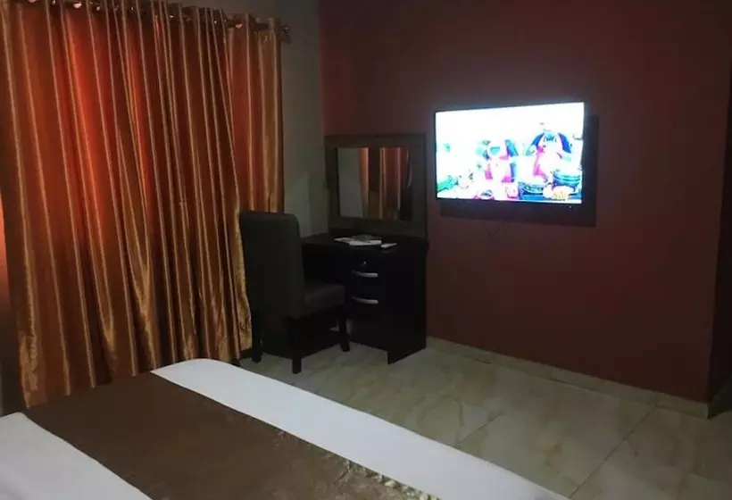 Momak 5 Hotel And Suites