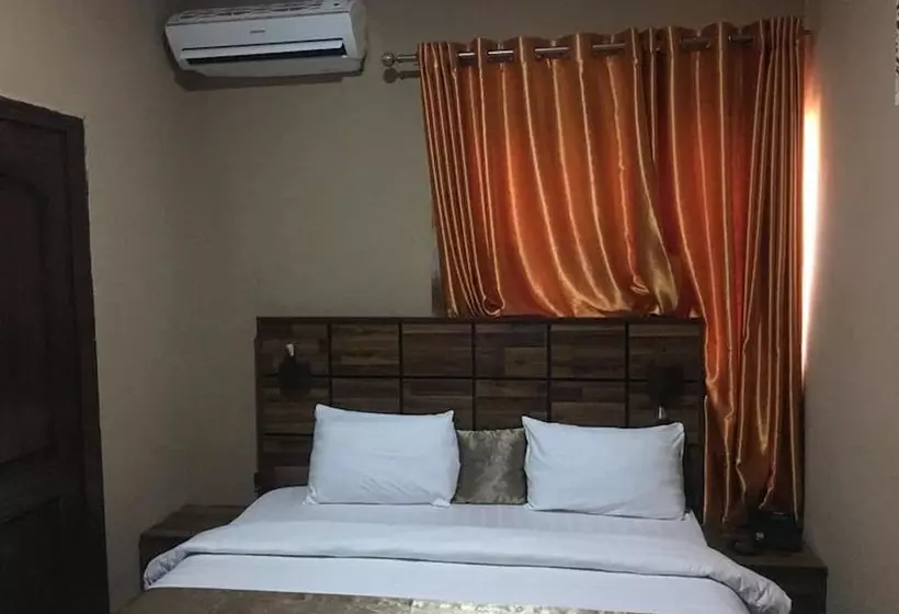 Momak 5 Hotel And Suites