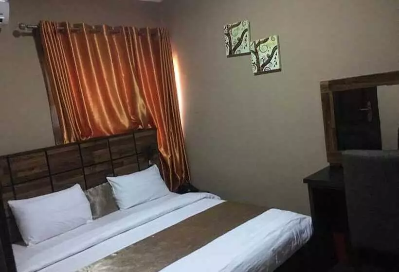 Momak 5 Hotel And Suites