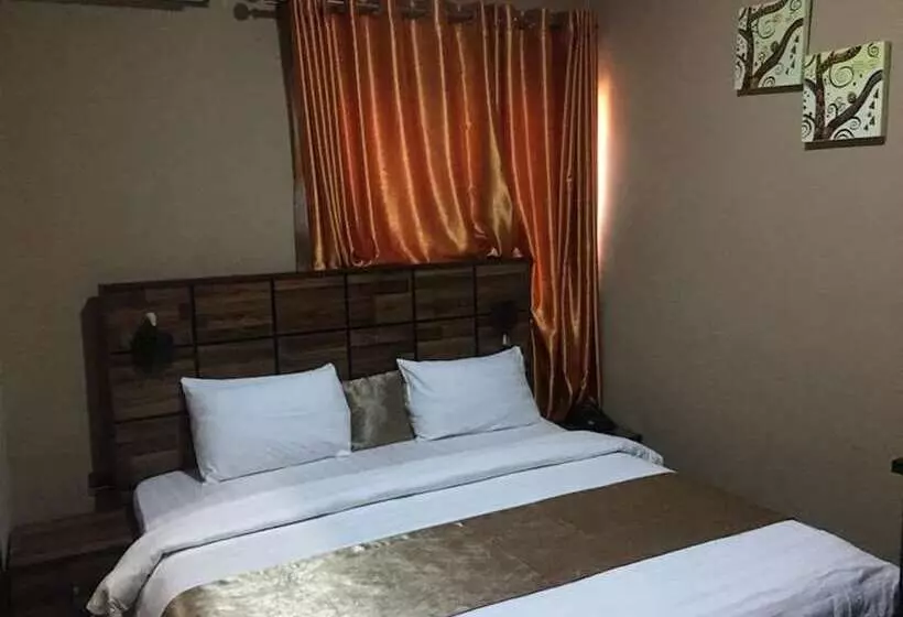 Momak 5 Hotel And Suites