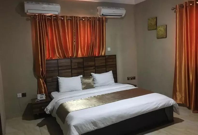 Momak 5 Hotel And Suites