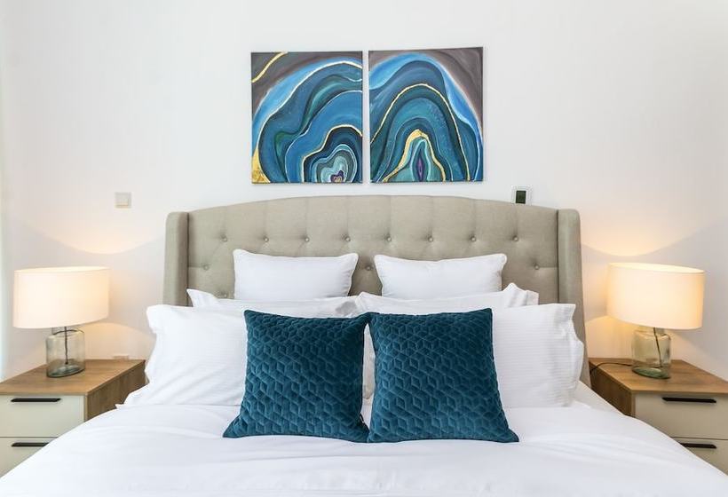 住所  Driven Holiday Homes  Loft East