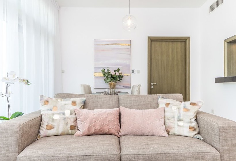 住所  Driven Holiday Homes  Loft East