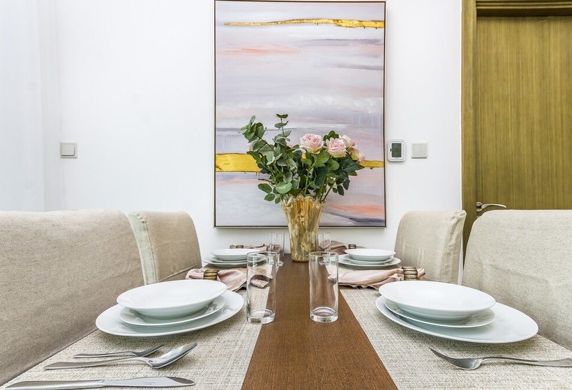 住所  Driven Holiday Homes  Loft East