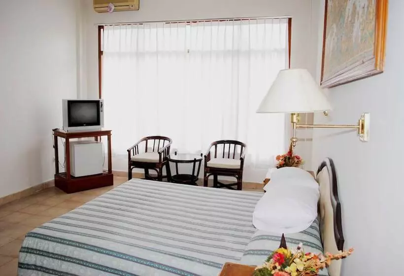 ホテル Warna Kedaton  And Meeting