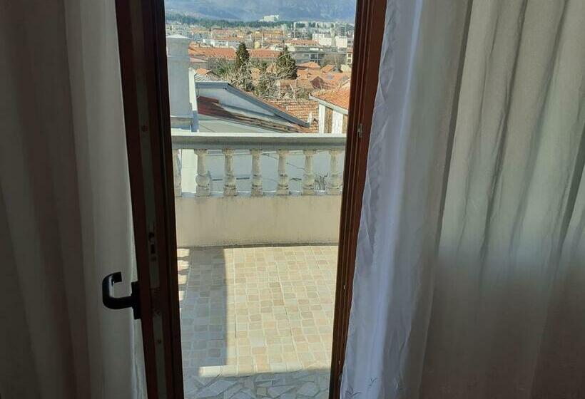 پانسیون Hostel Dada