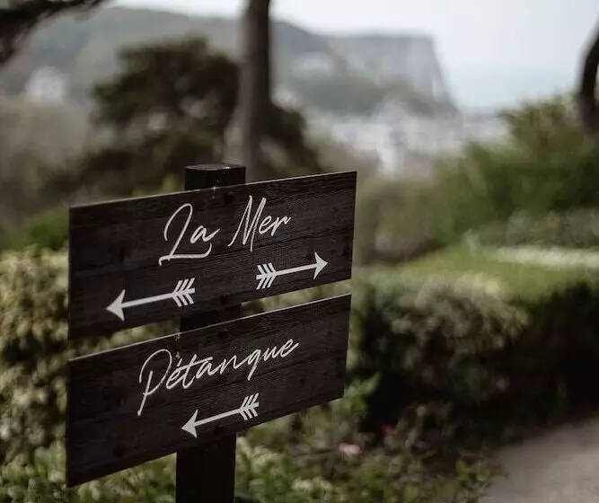 Отель Domaine Saint Clair  Le Donjon