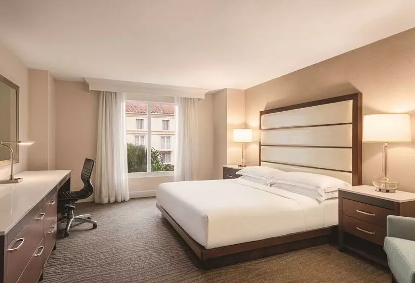 هتل Hilton Naples