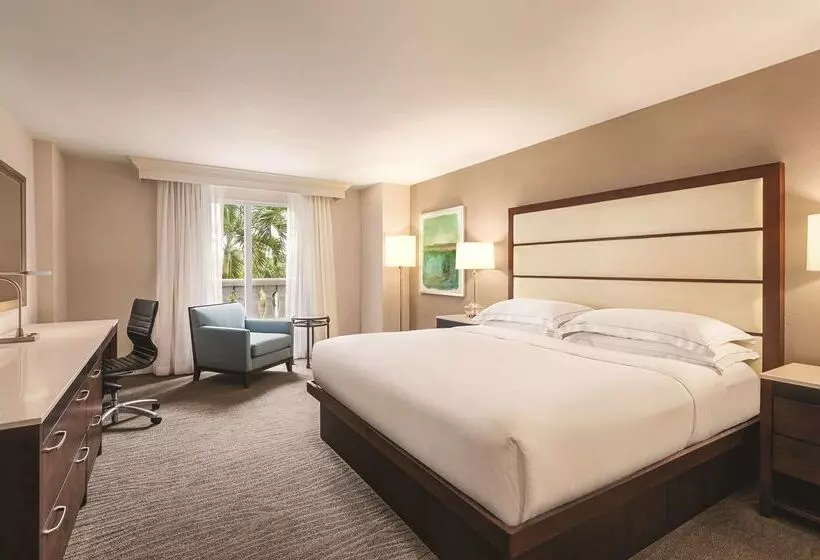 هتل Hilton Naples