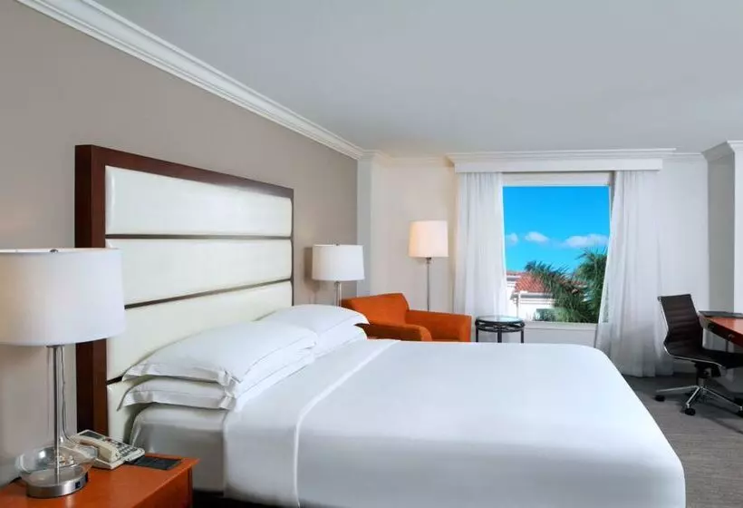 هتل Hilton Naples