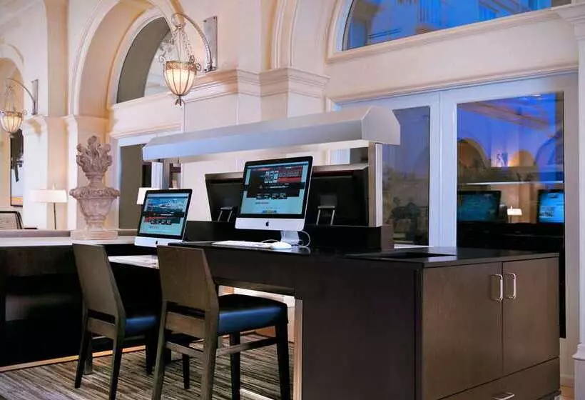 هتل Hilton Naples