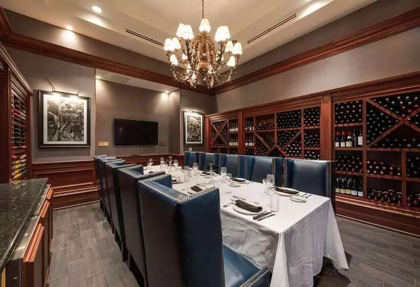 هتل Hilton Naples