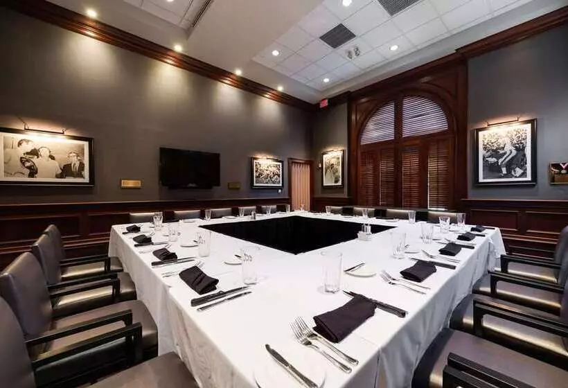 هتل Hilton Naples