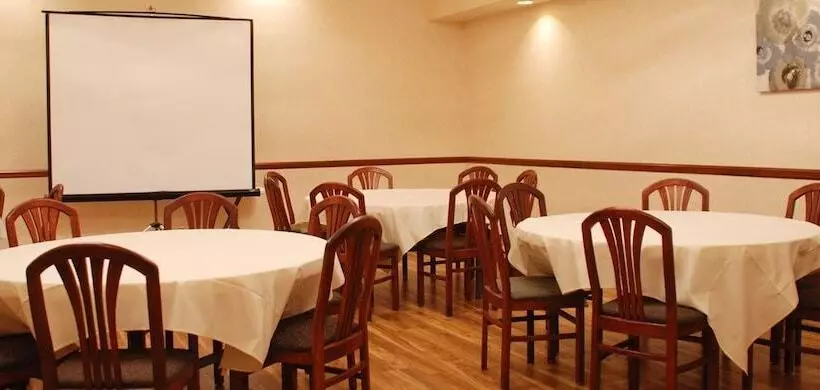 The Plaza Hotel & Suites Winona