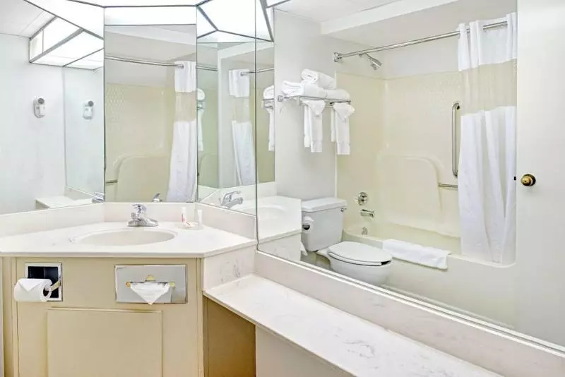 ホテル Baymont Inn & Suites Omaha