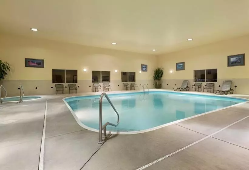 호텔 Summit Suites