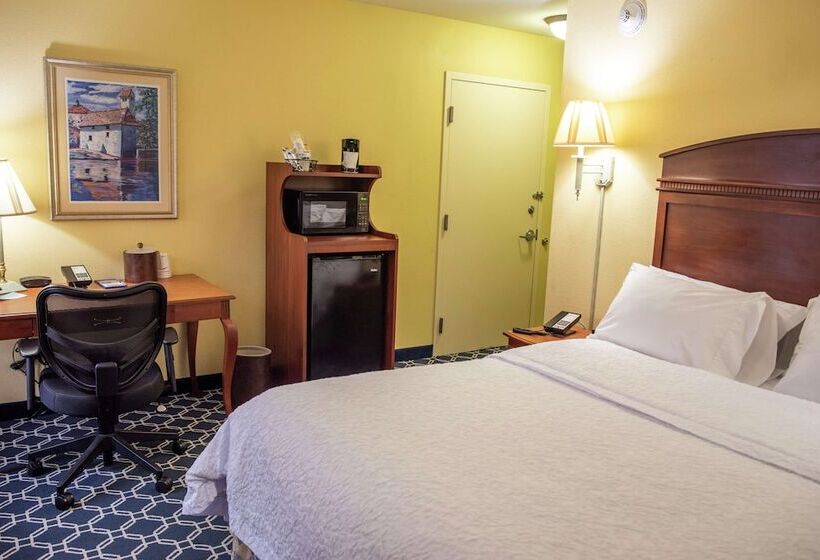 בית מלון כפרי Hampton Inn Lebanon