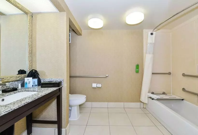 هتل Hampton Inn By Hilton Petersburg Ft. Gregg Adams