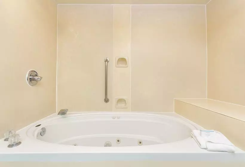 هتل Hampton Inn By Hilton Petersburg Ft. Gregg Adams