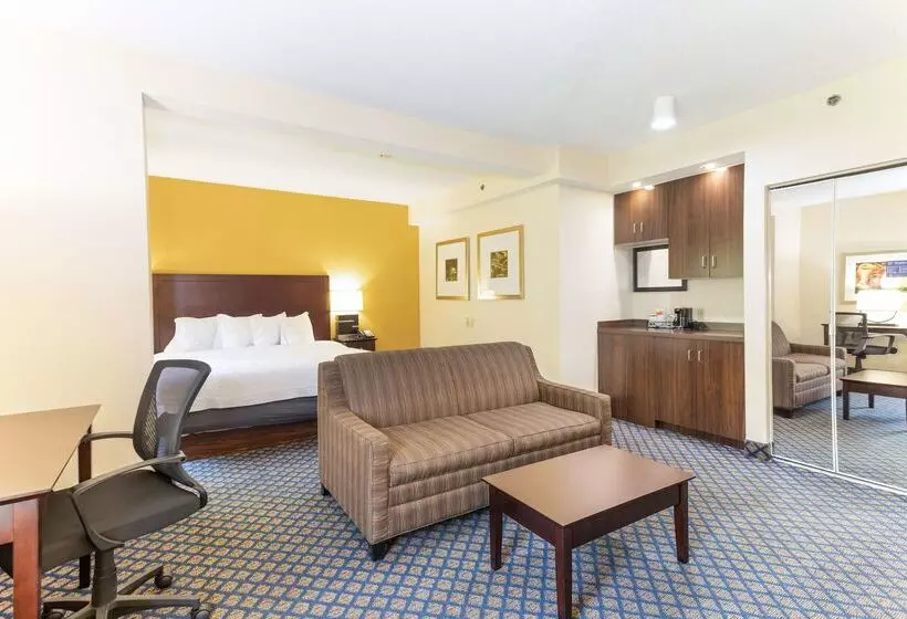 هتل Hampton Inn By Hilton Petersburg Ft. Gregg Adams