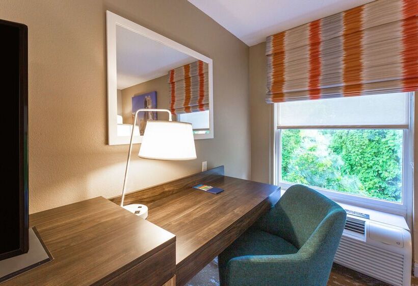 בית מלון כפרי Hampton Inn & Suites Raleigh Cary Lenovo Center