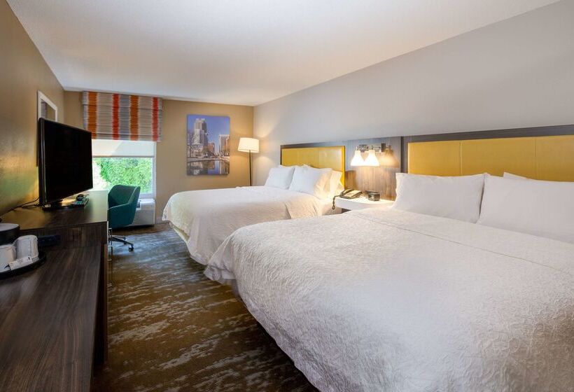 בית מלון כפרי Hampton Inn & Suites Raleigh Cary Lenovo Center