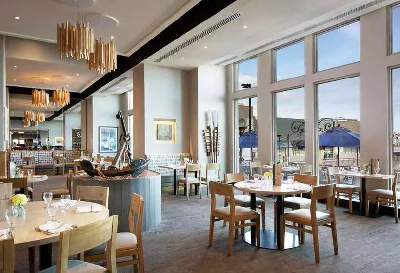 هتل Hilton Philadelphia At Penns Landing