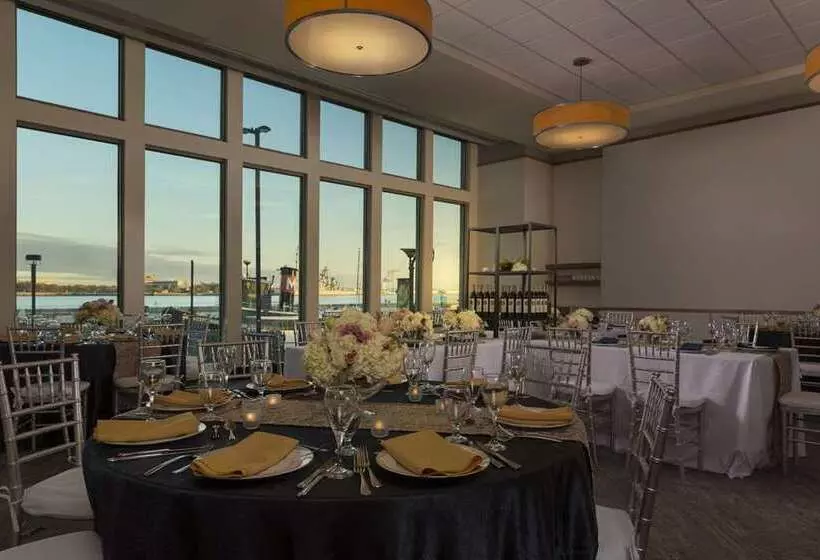 هتل Hilton Philadelphia At Penns Landing