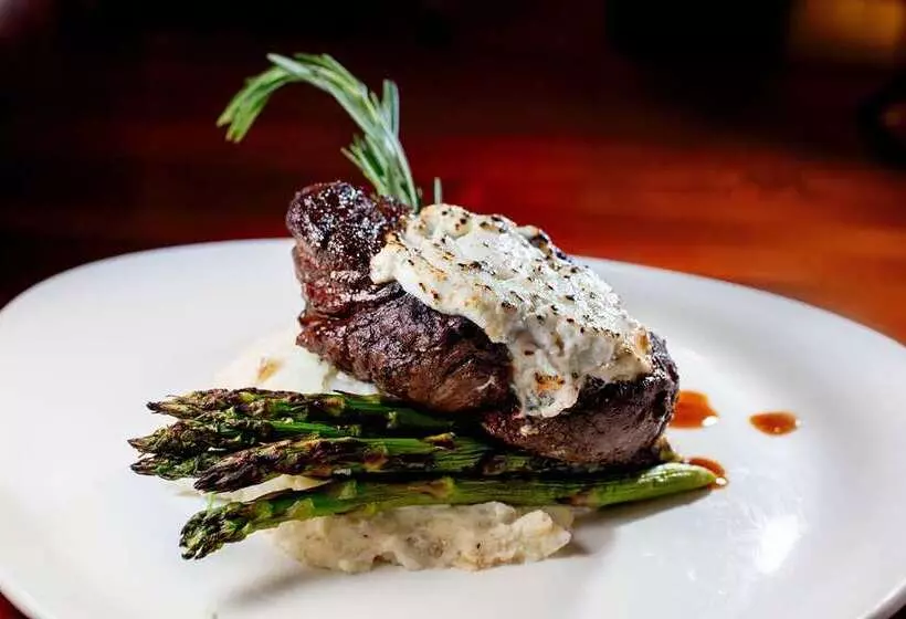 هتل Hilton Philadelphia At Penns Landing