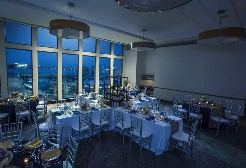 هتل Hilton Philadelphia At Penns Landing