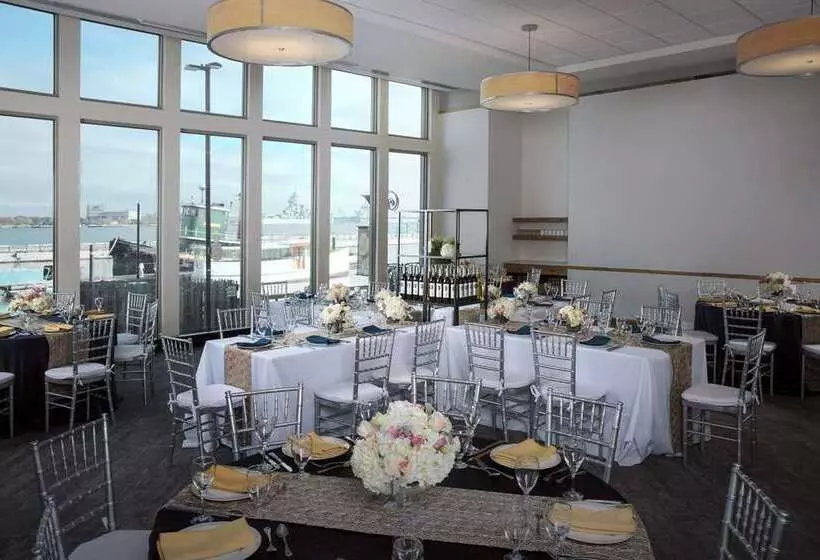 هتل Hilton Philadelphia At Penns Landing