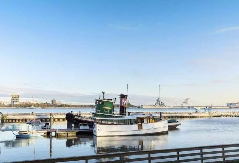 هتل Hilton Philadelphia At Penns Landing