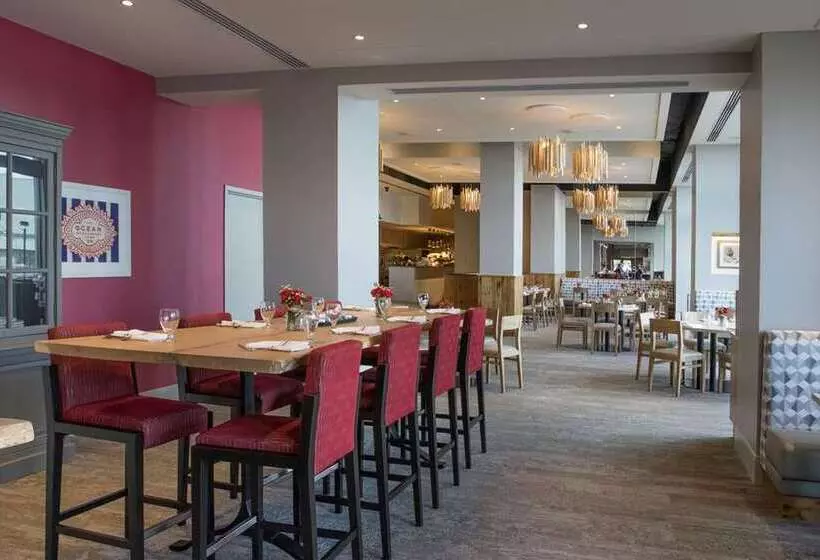 هتل Hilton Philadelphia At Penns Landing