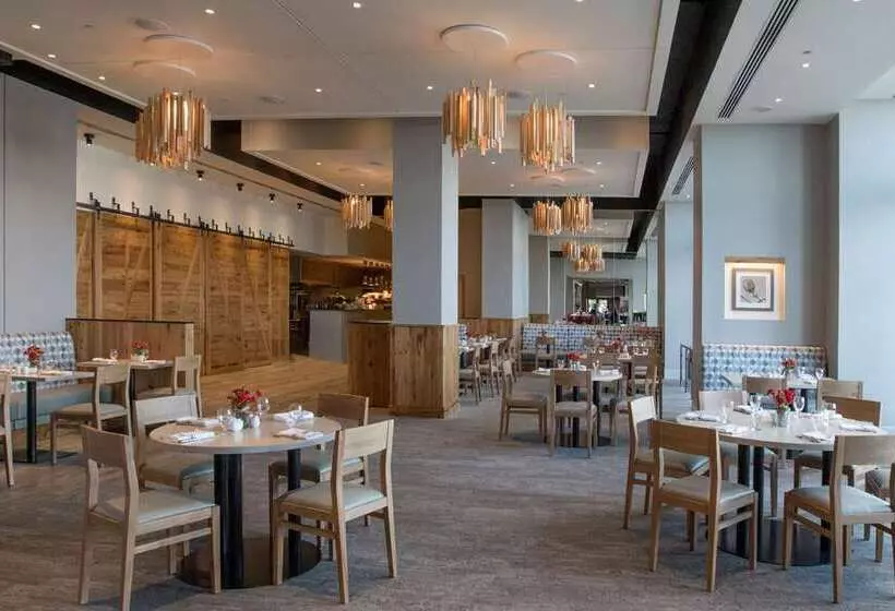 هتل Hilton Philadelphia At Penns Landing