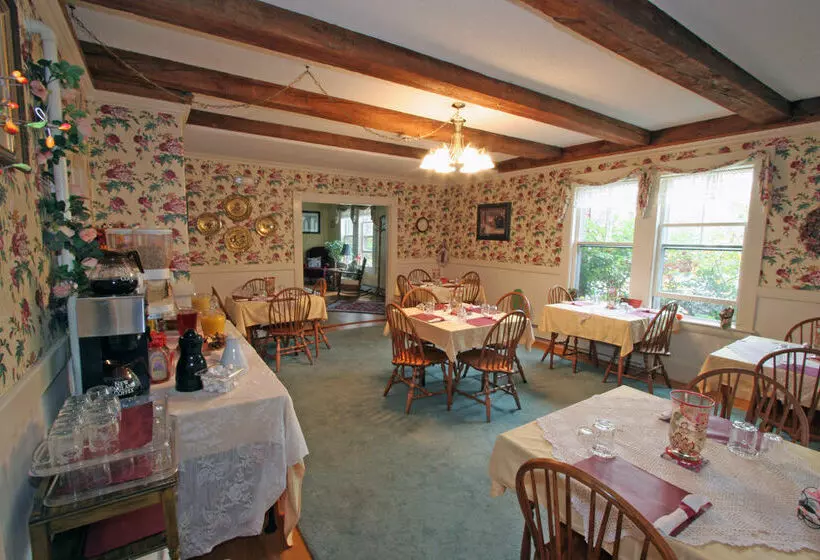 هتل Old Red Inn & Cottages