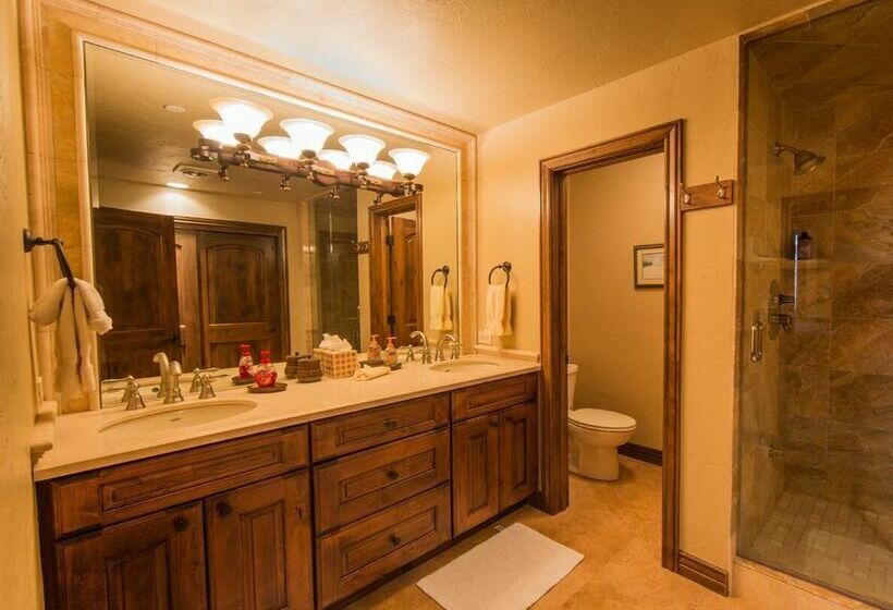 هتل Strawberry Park