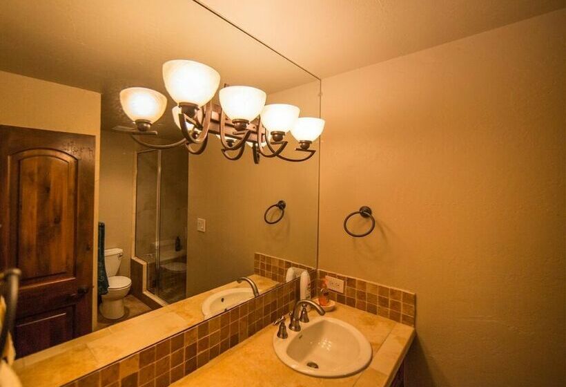 هتل Strawberry Park